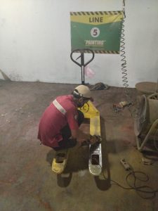Pembersihan lapisan cat hand pallet Dunia Lifting