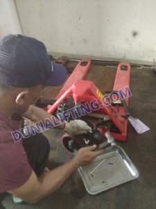 Proses Service Hand Pallet Bogor