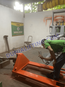 Finishing pengecatan unit Hand Pallet Dunia Lifting