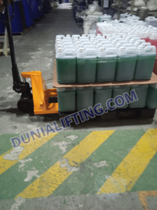 Pengangkutan barang menggunakan hand pallet Dunia Lifting